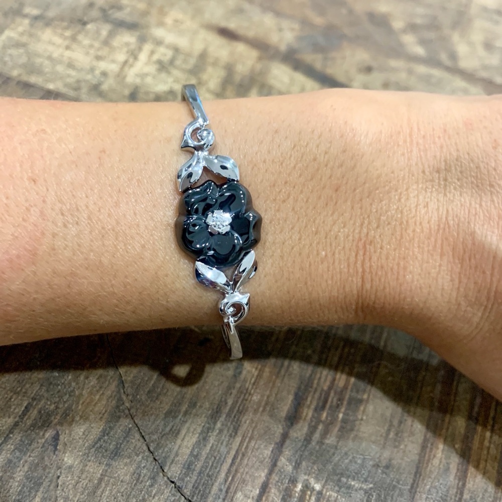 CHANEL Camelia bracelet in white gold, onyx and diamonds.